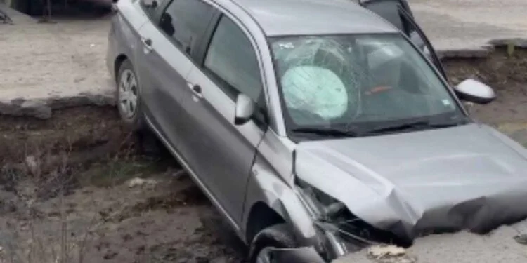 Auto termina dentro de un canal en Matamoros, Tamaulipas