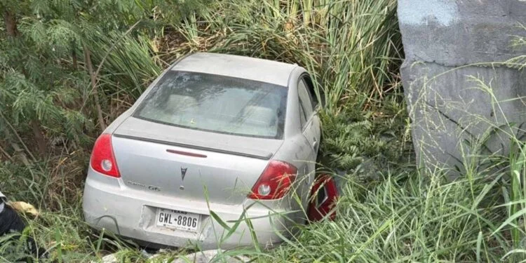 Auto cae a canal en la colonia Del Bosque en Matamoros, Tamaulipas