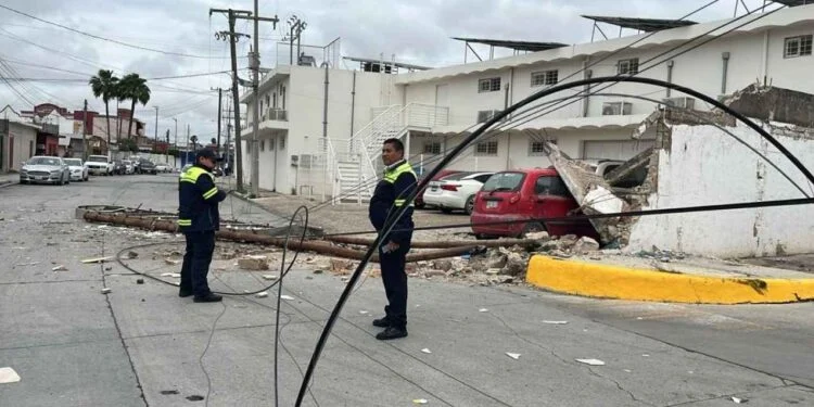 Autobús de Transpais derriba estructura y daña vehículos en Reynosa, Tamaulipas