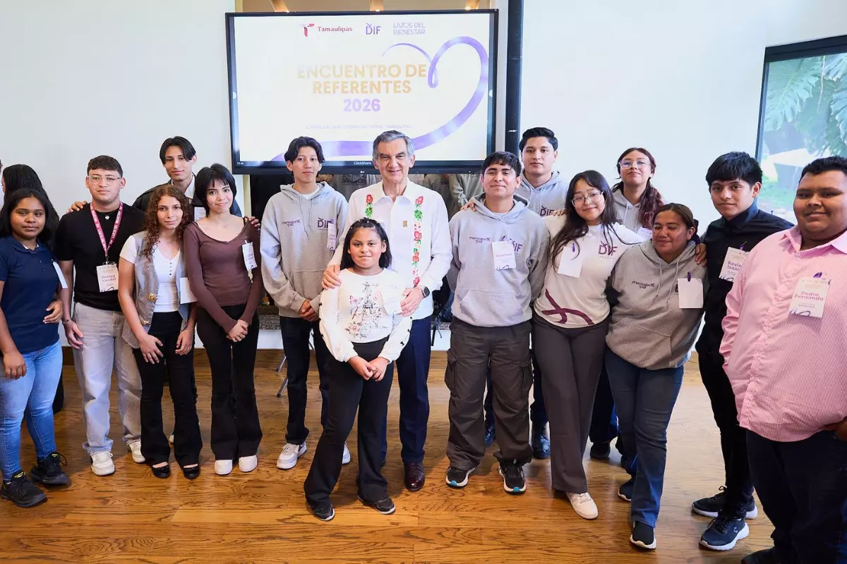 Gobernador Américo Villarreal Anaya y su esposa María de Villarreal dialogan con familias beneficiarias de Lazos del Bienestar