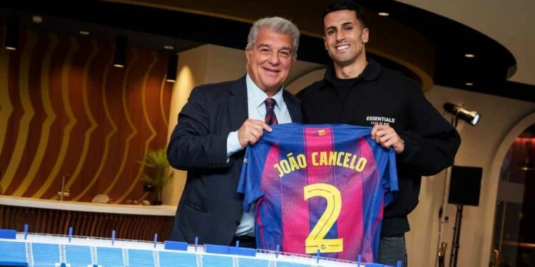 El Fútbol Club Barcelona busca fichar a Joao Cancelo de forma definitiva
