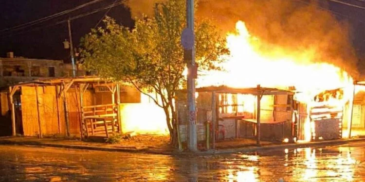 Fuego arrasa puesto de comida en tianguis por presunto corto eléctrico en Matamoros, Tamaulipas