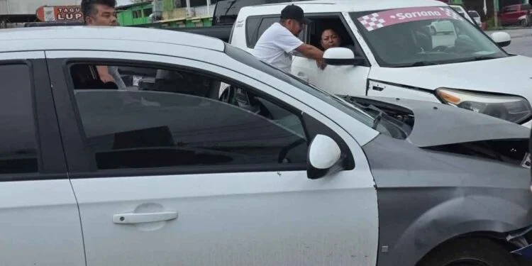 Mujer y menor resultan heridas tras fuerte percance entre automóvil y taxi en Matamoros, Tamaulipas