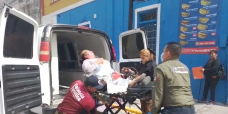 Mujer de la tercera edad se desvanece en pleno centro de Matamoros, Tamaulipas