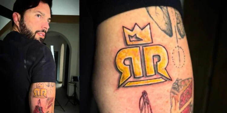 Poncho De Nigris presume tatuaje inspirado en Ring Royale