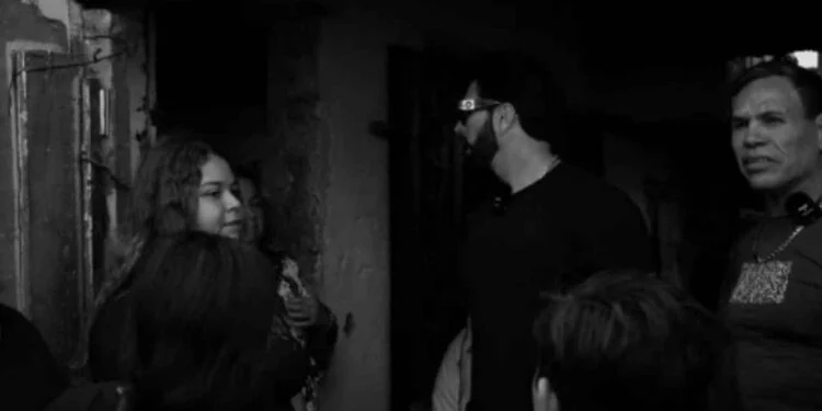 Poncho de Nigris entra accidentalmente a velorio mientras grababa un video; así fue el momento