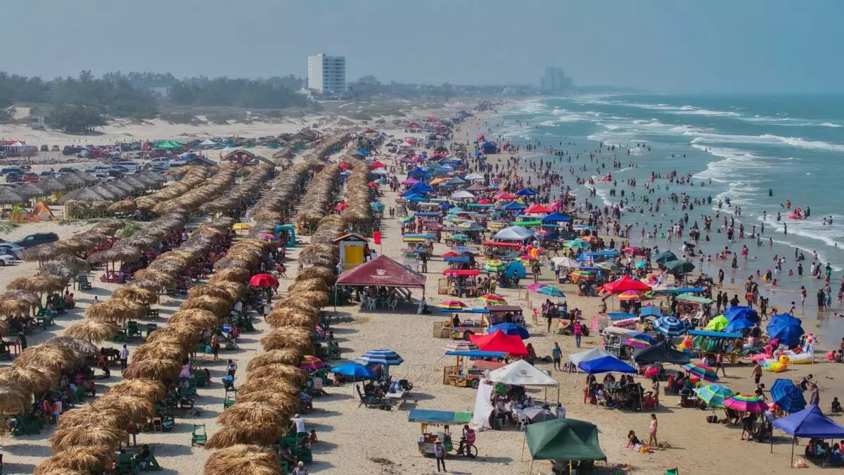 Afluencia de turistas de CDMX y Nuevo León desborda playas de Tamaulipas