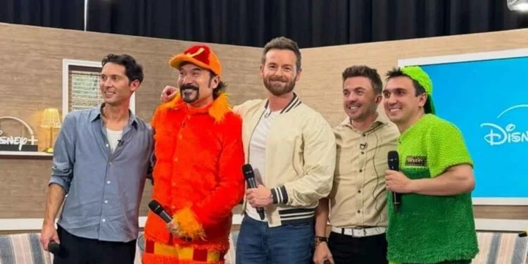 Elenco de Malcolm el de en medio y La Familia Peluche protagonizan encuentro viral en México