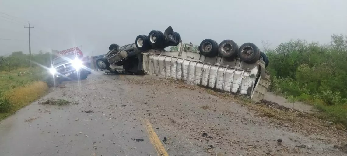 Vuelca tractocamión en tramo Cruillas-Las Norias en carretera Victoria-Matamoros