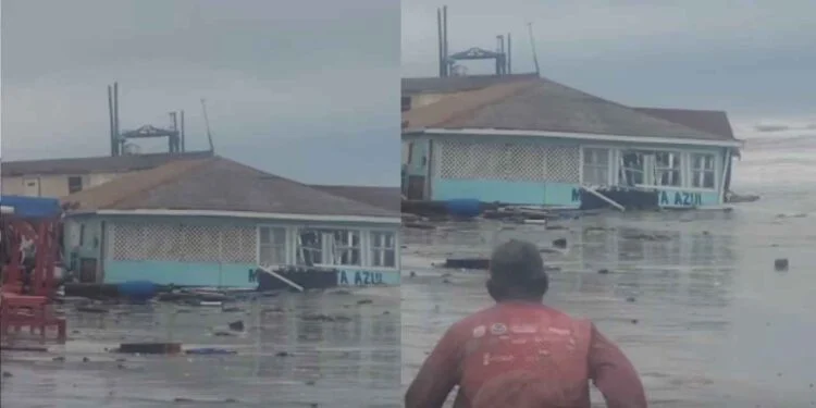 Fuerte marea provoca el colapso del restaurante ‘Costa Azul’ en Playa Bagdad de Matamoros