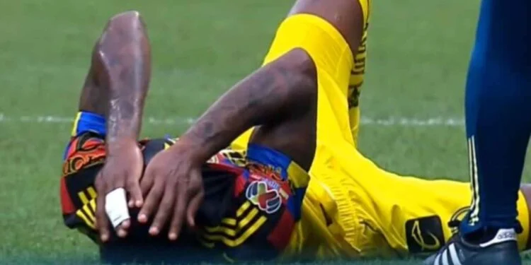 Cristian Borja enciende alarmas en América tras fuerte lesión durante primer tiempo del partido ante Pumas