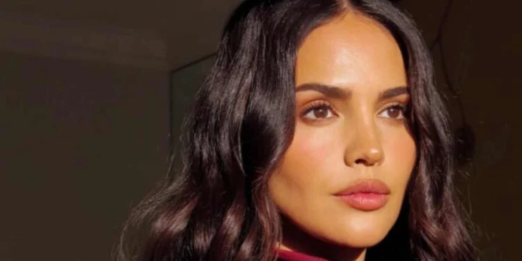 Eiza González admite que compró bolsas réplica en Nueva York