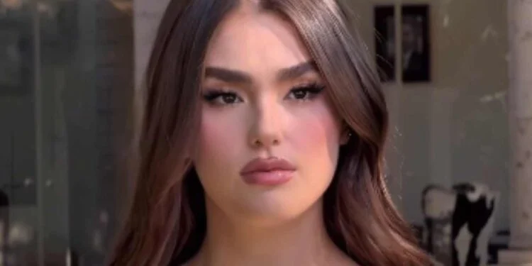 Emily Álvarez sorprende como modelo con elegante vestido en Jalisco
