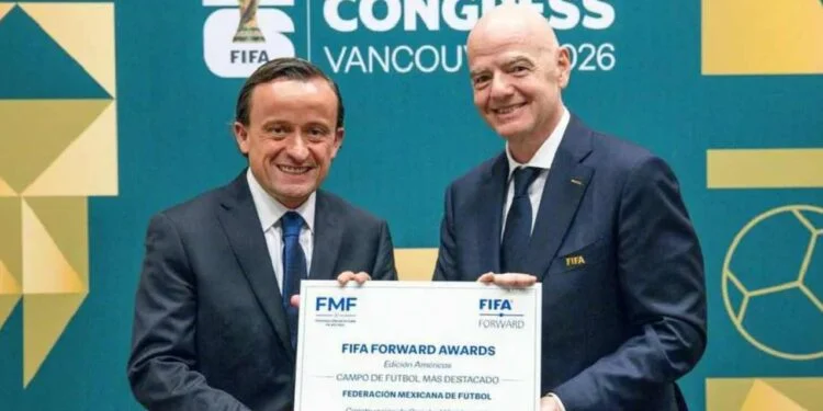 FMF recibe premio de FIFA por la nueva cancha híbrida del CAR
