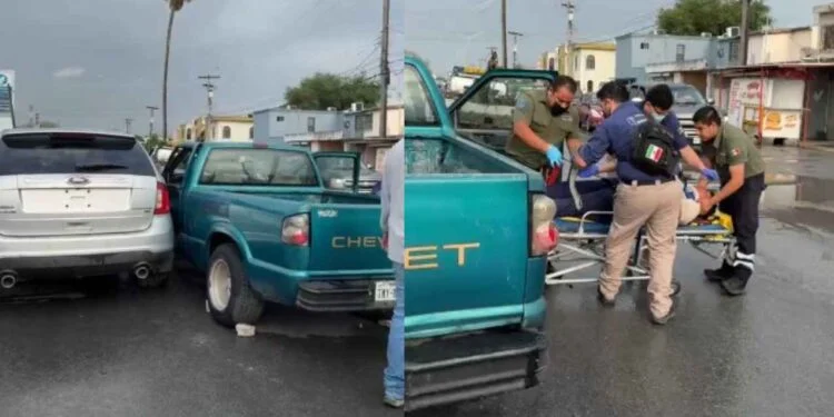 Fuerte choque en la calle Agapito González deja un conductor herido en Matamoros, Tamaulipas