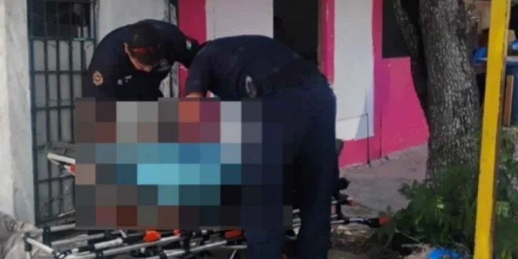Hombre sufre aparente golpe de calor, cae sobre banqueta y termina herido en Reynosa, Tamaulipas