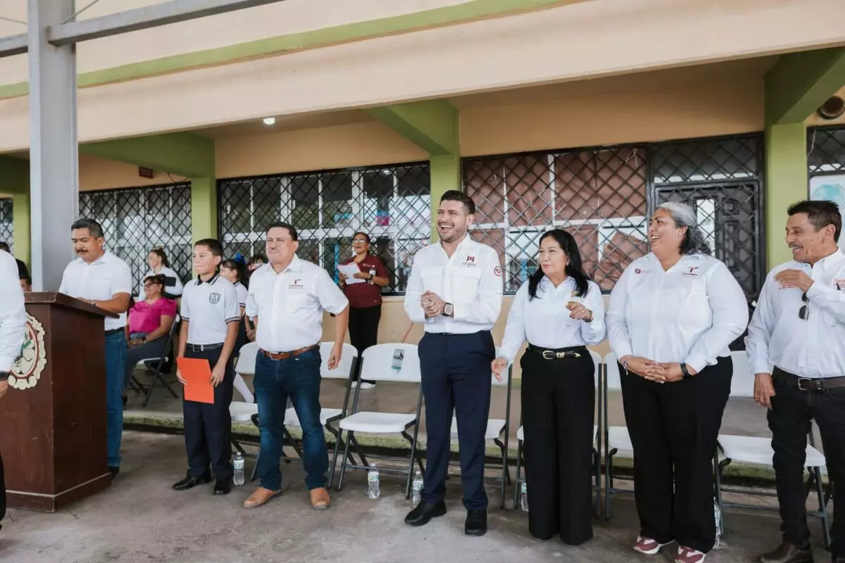 El alcalde Beto Granados entrega pupitres para beneficiar a estudiantes de nueve escuelas de Matamoros