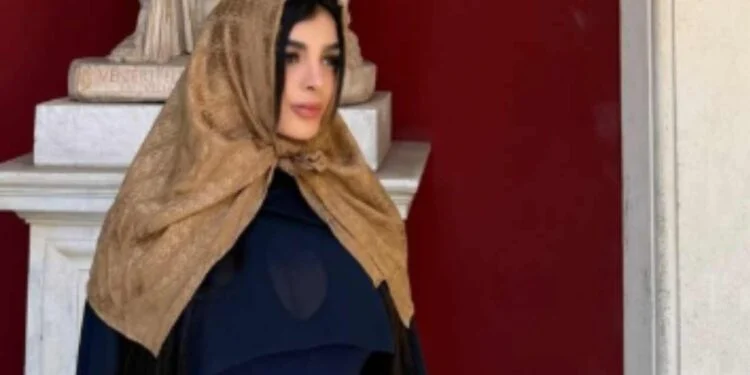 Karely Ruiz visita el Vaticano y llama la atención por su elegante look