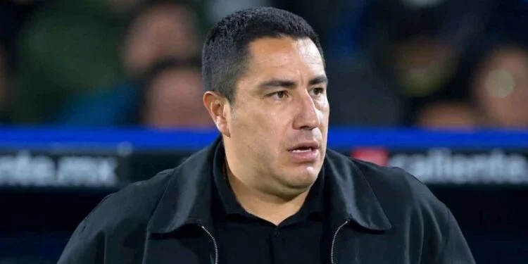 Reportan que Efraín Juárez dejará la dirección técnica de Pumas por falta de garantías