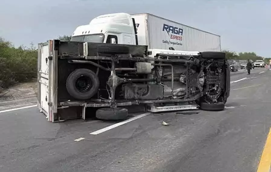 Vuelca camión de caja en carretera de Reynosa, Tamaulipas
