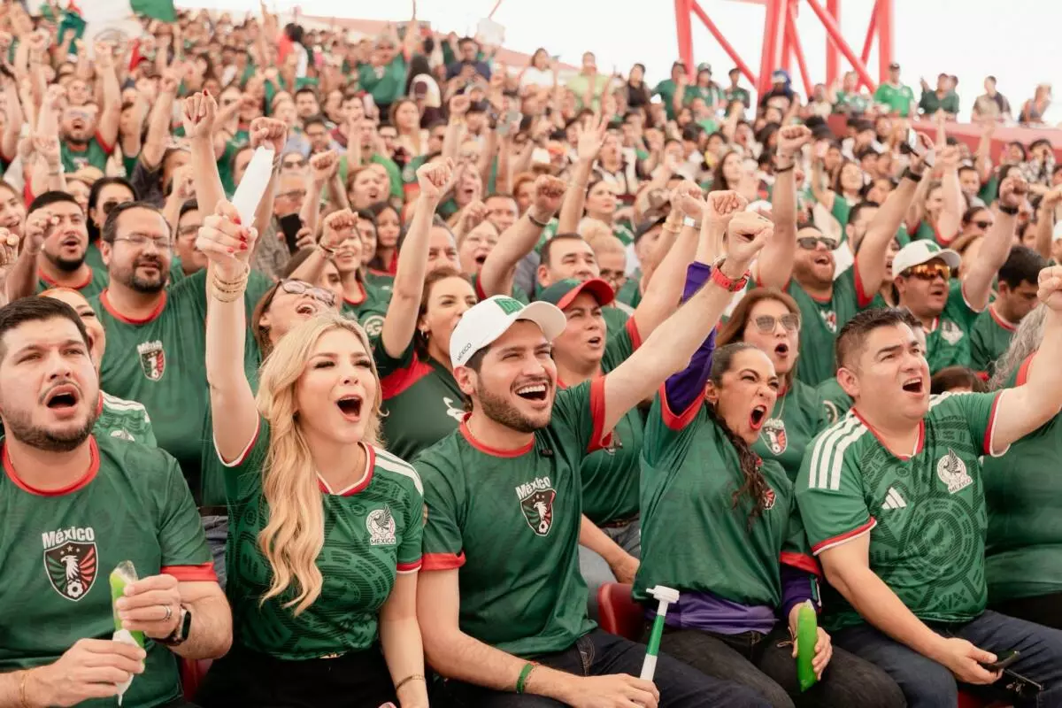 El alcalde Beto Granados convive con familias durante el triunfo de la Selección Mexicana