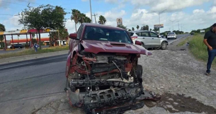 Fuerte choque vehicular deja daños materiales cerca del ejido El Juanillo en Matamoros, Tamaulipas
