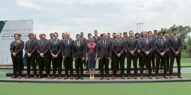 Claudia Sheinbaum encabeza ceremonia de abanderamiento de la Selección Mexicana