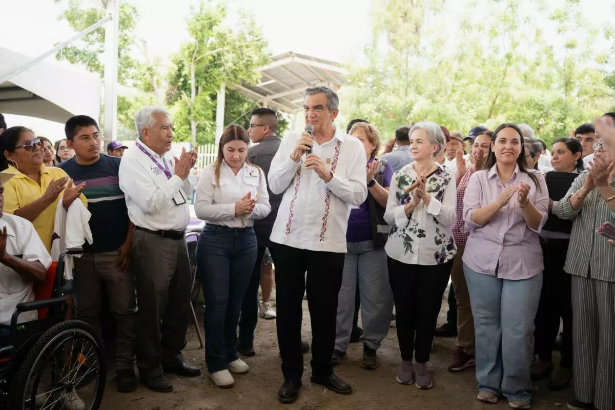 Gobernador Américo Villarreal Anaya y su esposa María de Villarreal benefician a familias de Antiguo Morelos con apoyos y servicios