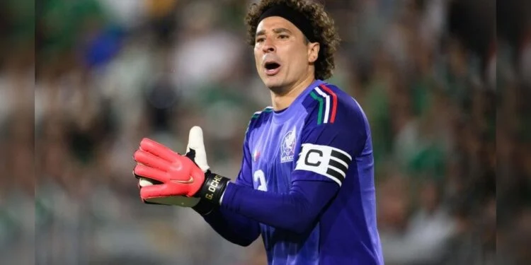 ‘Memo’ Ochoa levanta la mano para debut de México ante Sudáfrica