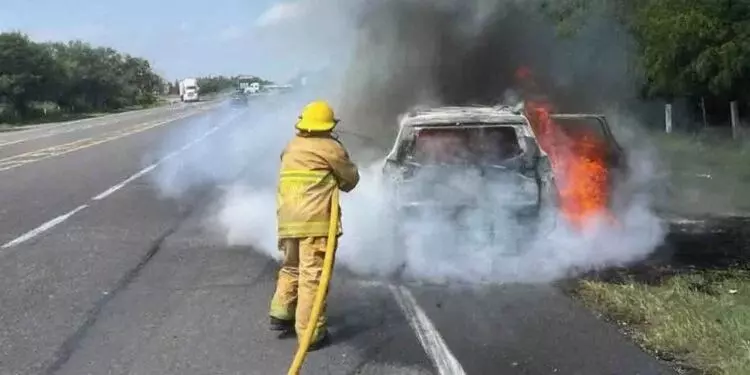 Pareja de Reynosa queda varada tras incendiarse su camioneta en Güémez, Tamaulipas