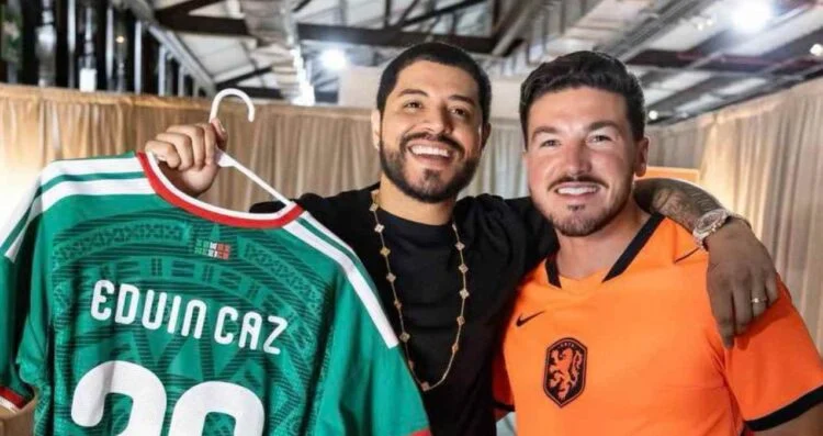 Samuel García entrega playera de la Selección Mexicana a Eduin Caz en el Fan Festival