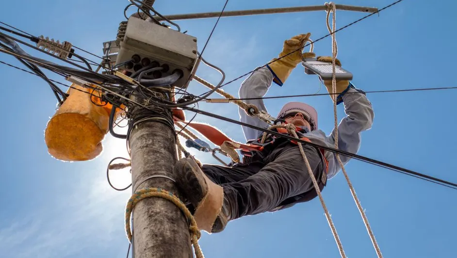 Restablecen servicio eléctrico en Matamoros y Ciudad Victoria tras lluvias y fuertes vientos