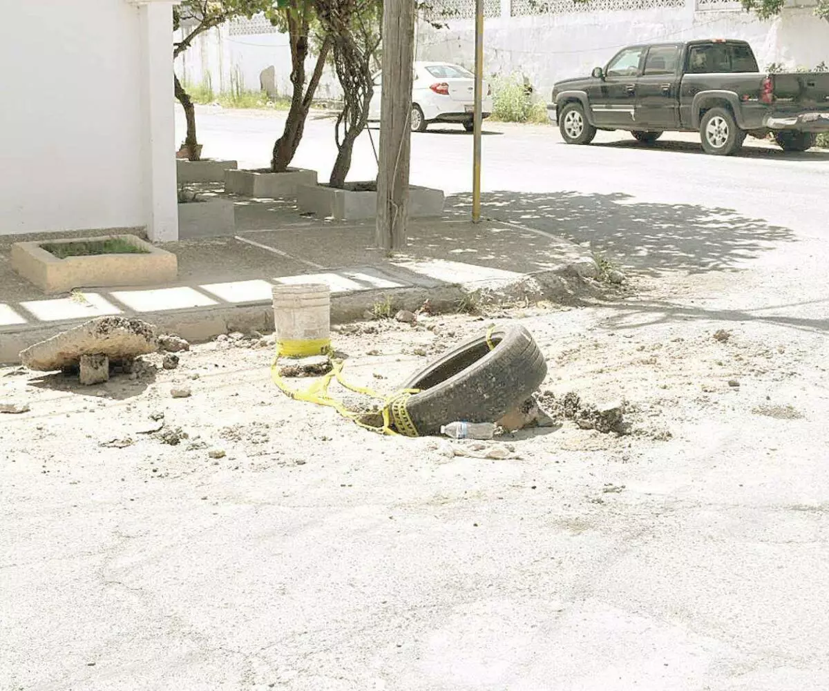 Riesgos en vía pública por obras inconclusas en Reynosa, Tamaulipas