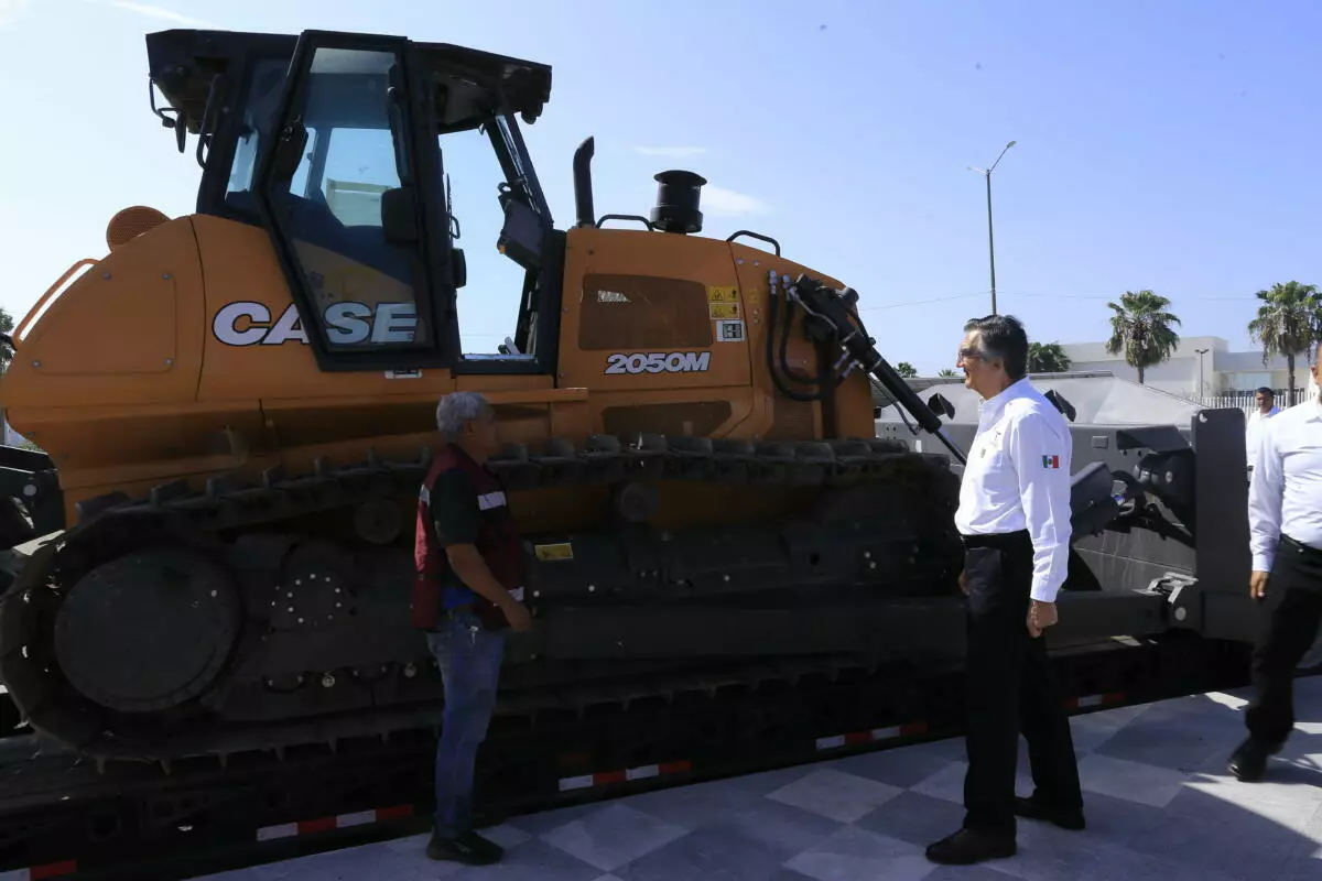 Gobernador Américo Villarreal Anaya fortalece la infraestructura estatal con entrega de vehículos y maquinaria por 125.2 MDP