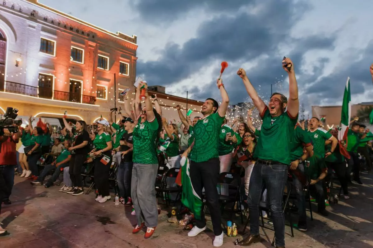 El alcalde Beto Granados comparte con familias la emoción del triunfo de la Selección Mexicana