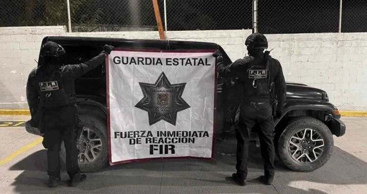 Aseguran camioneta abandonada con armas y cartuchos en Reynosa, Tamaulipas