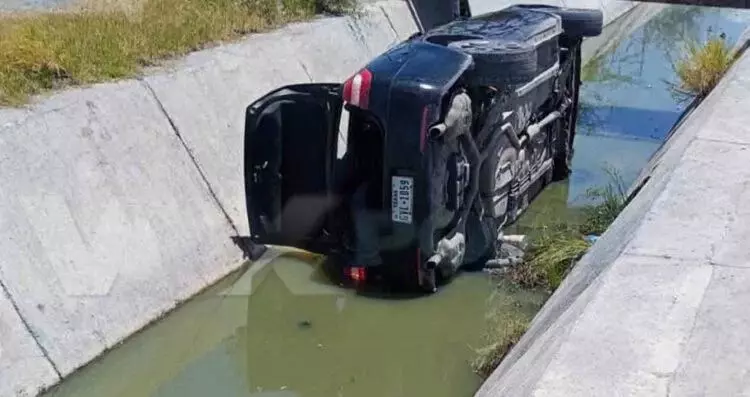 Conductora a exceso de velocidad vuelca en canal de Reynosa, Tamaulipas
