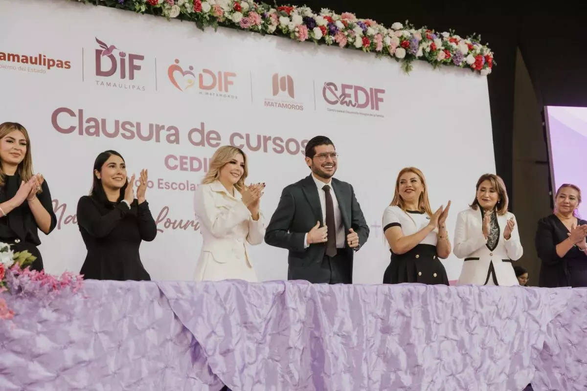 El alcalde Beto Granados acompaña a graduados de los CEDIF en ceremonia de clausura