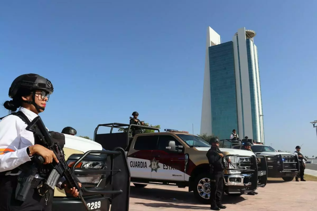 Gobernador Américo Villarreal Anaya fortalece a la Guardia Estatal con 17 patrullas y dos torres móviles de videovigilancia