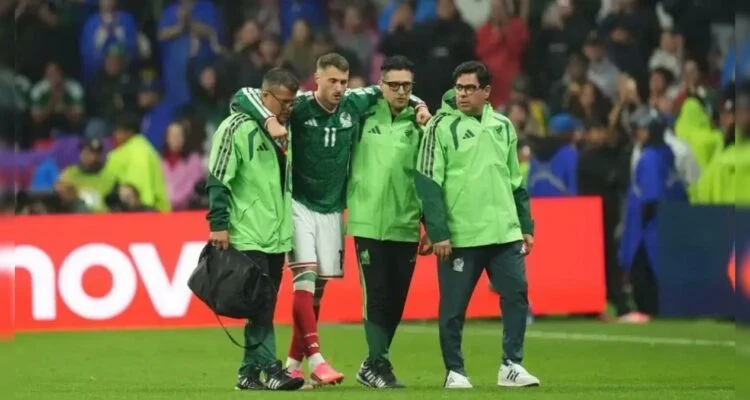 Santiago Giménez estará dos meses fuera tras lesión en México-Inglaterra