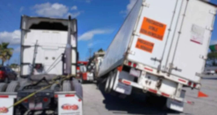 Falta de soporte casi provoca la volcadura de un tráiler cargado de cerveza en Matamoros, Tamaulipas