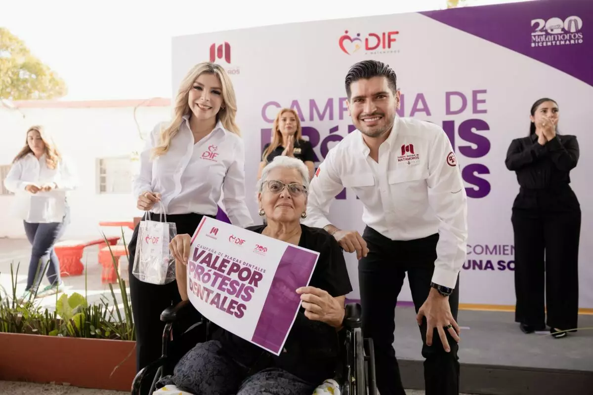 El alcalde Beto Granados y la presidenta del DIF Matamoros, Anita de Granados, entregan prótesis dentales a adultos mayores