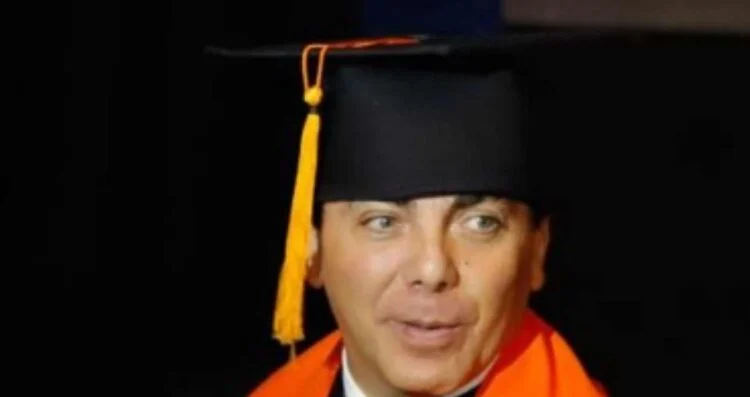 Cristian Castro termina la preparatoria a los 51 años y celebra su graduación