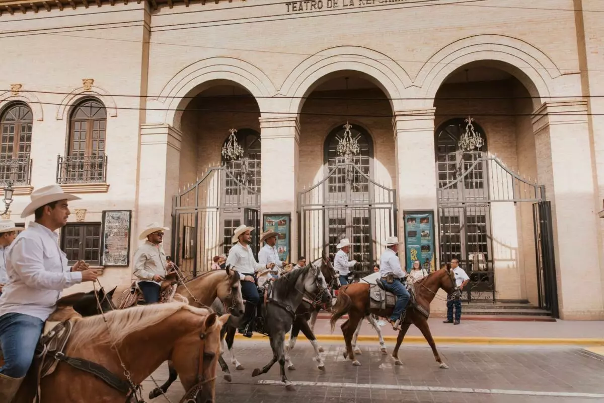 El alcalde Beto Granados reconoce a grupos de cabalgantes por preservar las tradiciones de Matamoros