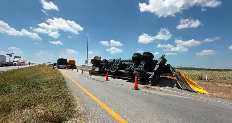 Remolque cargado de algodón se desprende de tractocamión y vuelca en libramiento de Reynosa, Tamaulipas