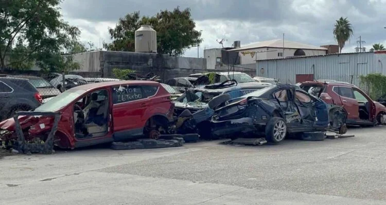 Vecinos piden retirar autos abandonados de calles de Matamoros, Tamaulipas