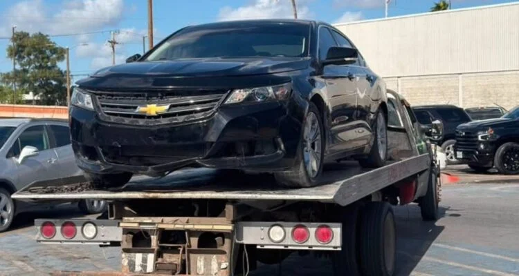 Retiran vehículos por estacionarse en zonas prohibidas de Matamoros, Tamaulipas