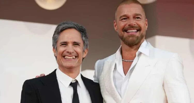 Gael García Bernal baila con Ricky Martin durante estreno en Venecia
