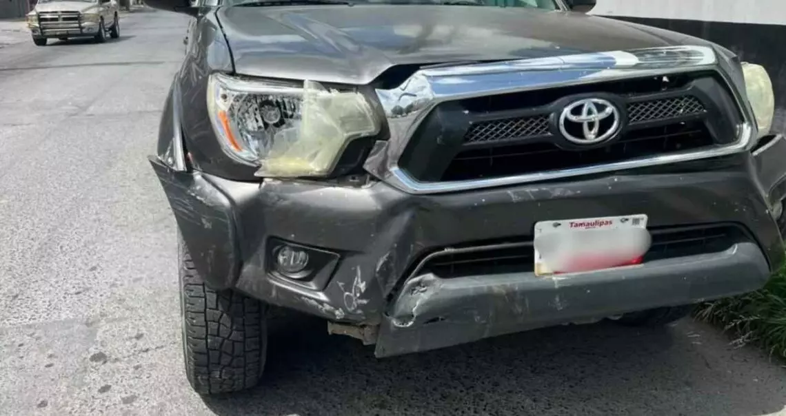 Conductor ignora semáforo y provoca choque entre camionetas en Matamoros, Tamaulipas