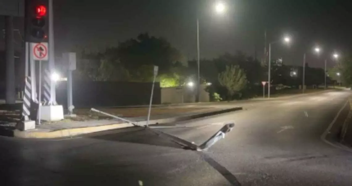 Automovilista derriba poste de alumbrado y huye en Matamoros, Tamaulipas